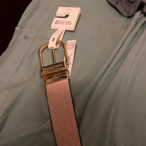 Micheal Kors Women’s reversible belt. I ordered it but it was just too small.